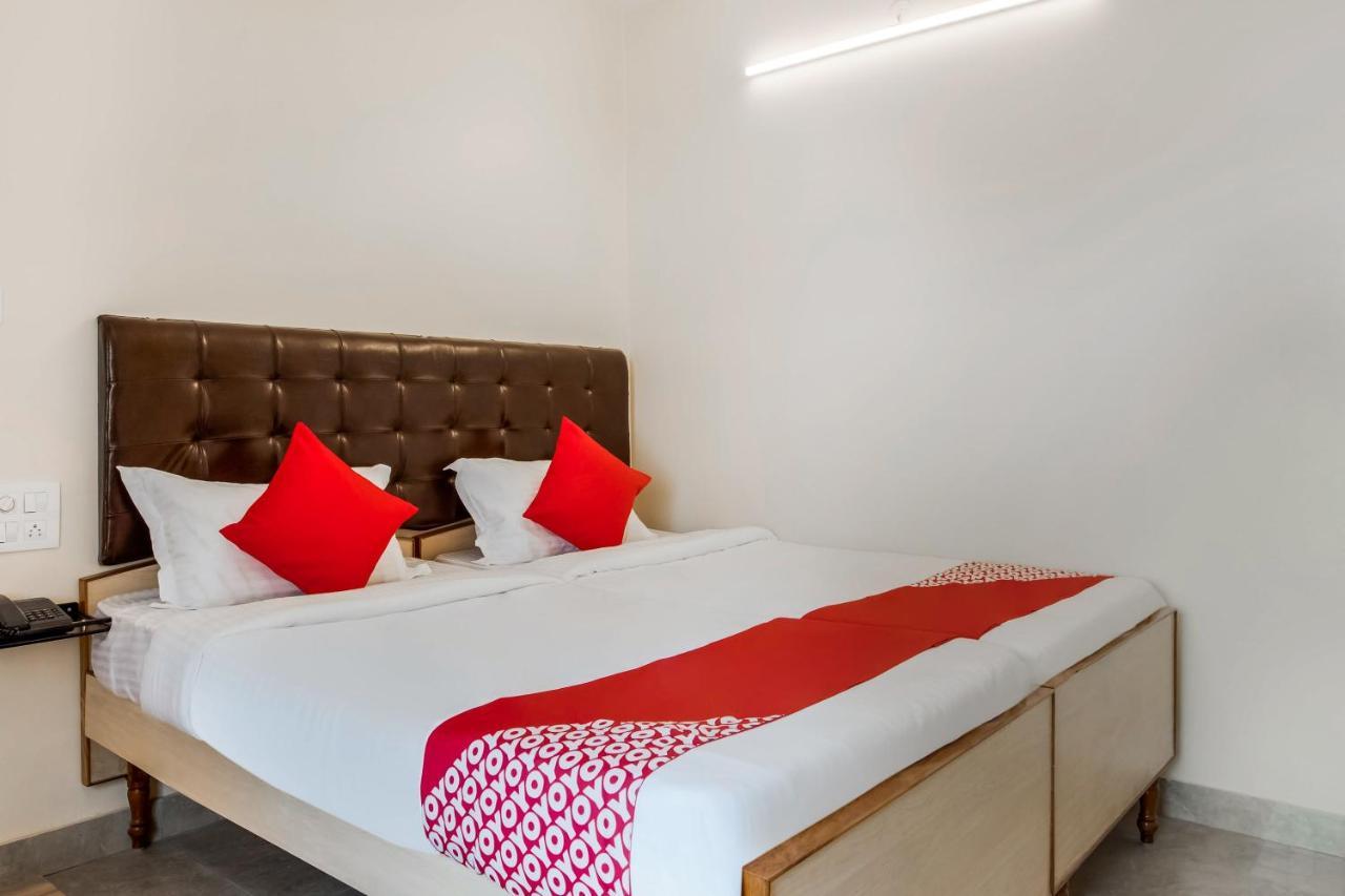 Super Oyo G P Residency Hotel Kākināda Buitenkant foto
