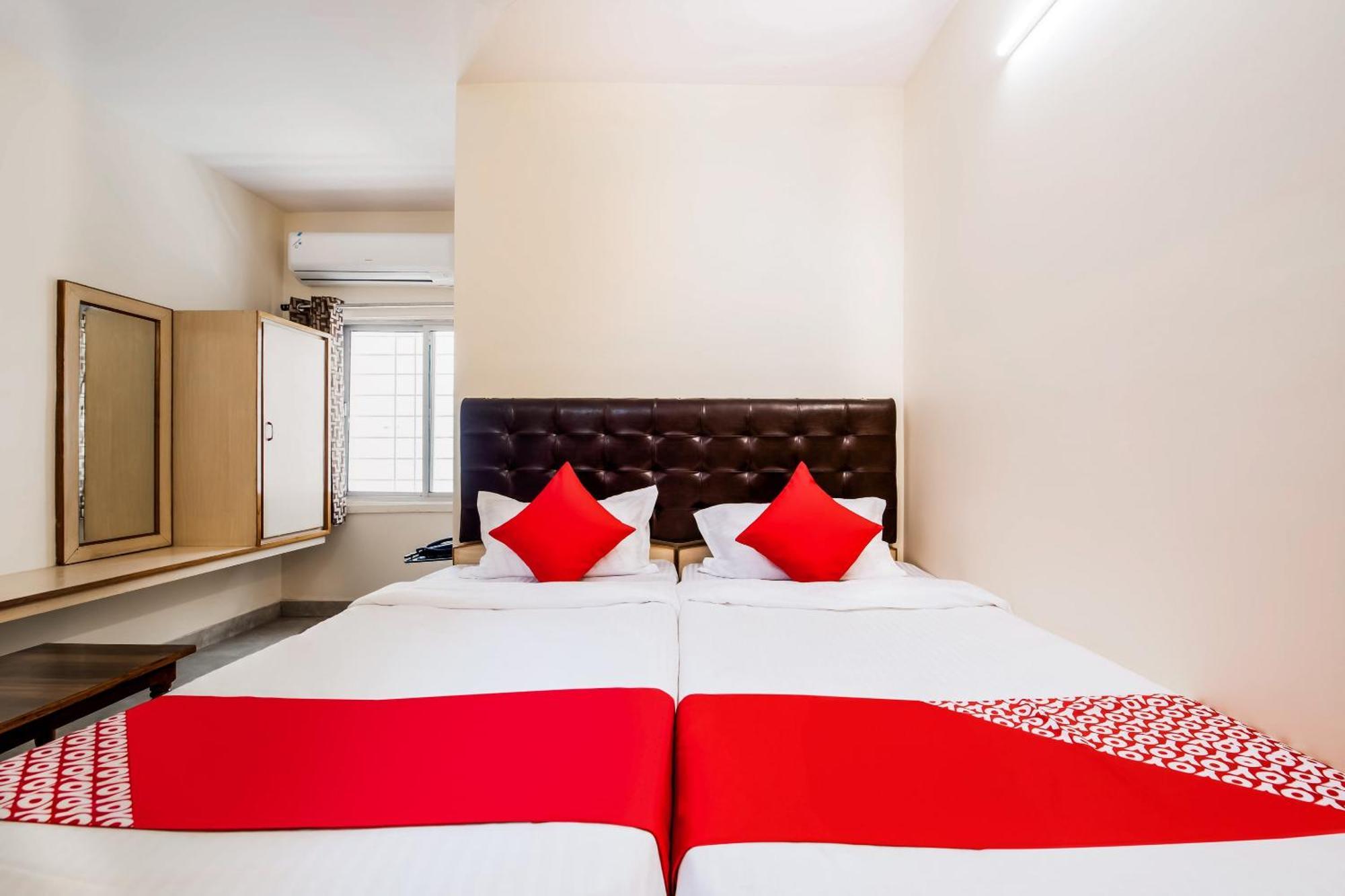 Super Oyo G P Residency Hotel Kākināda Buitenkant foto