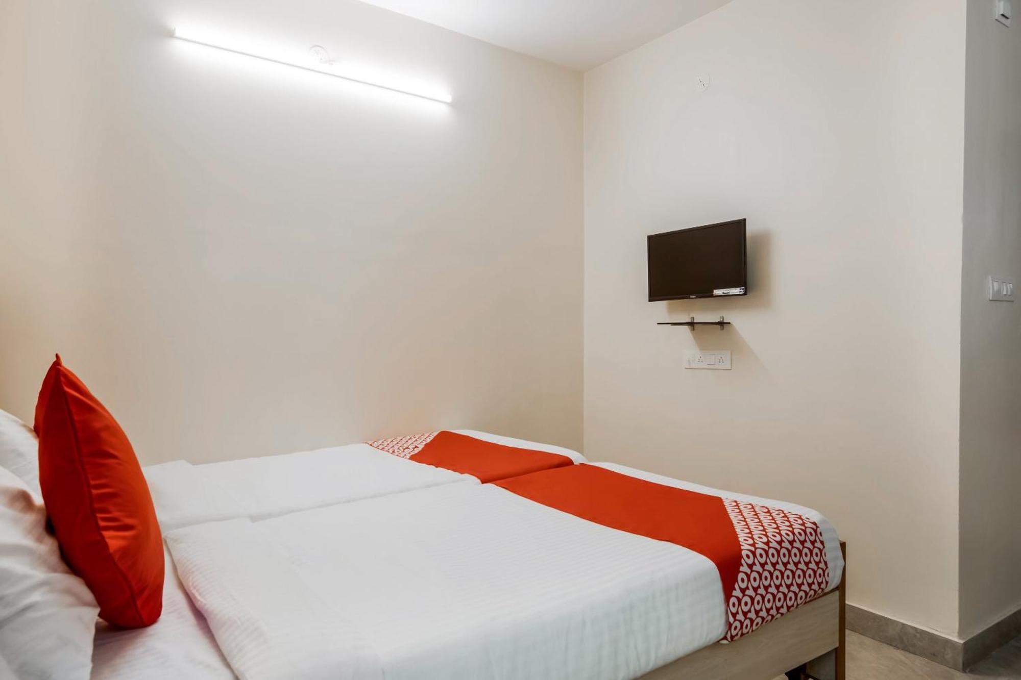 Super Oyo G P Residency Hotel Kākināda Buitenkant foto