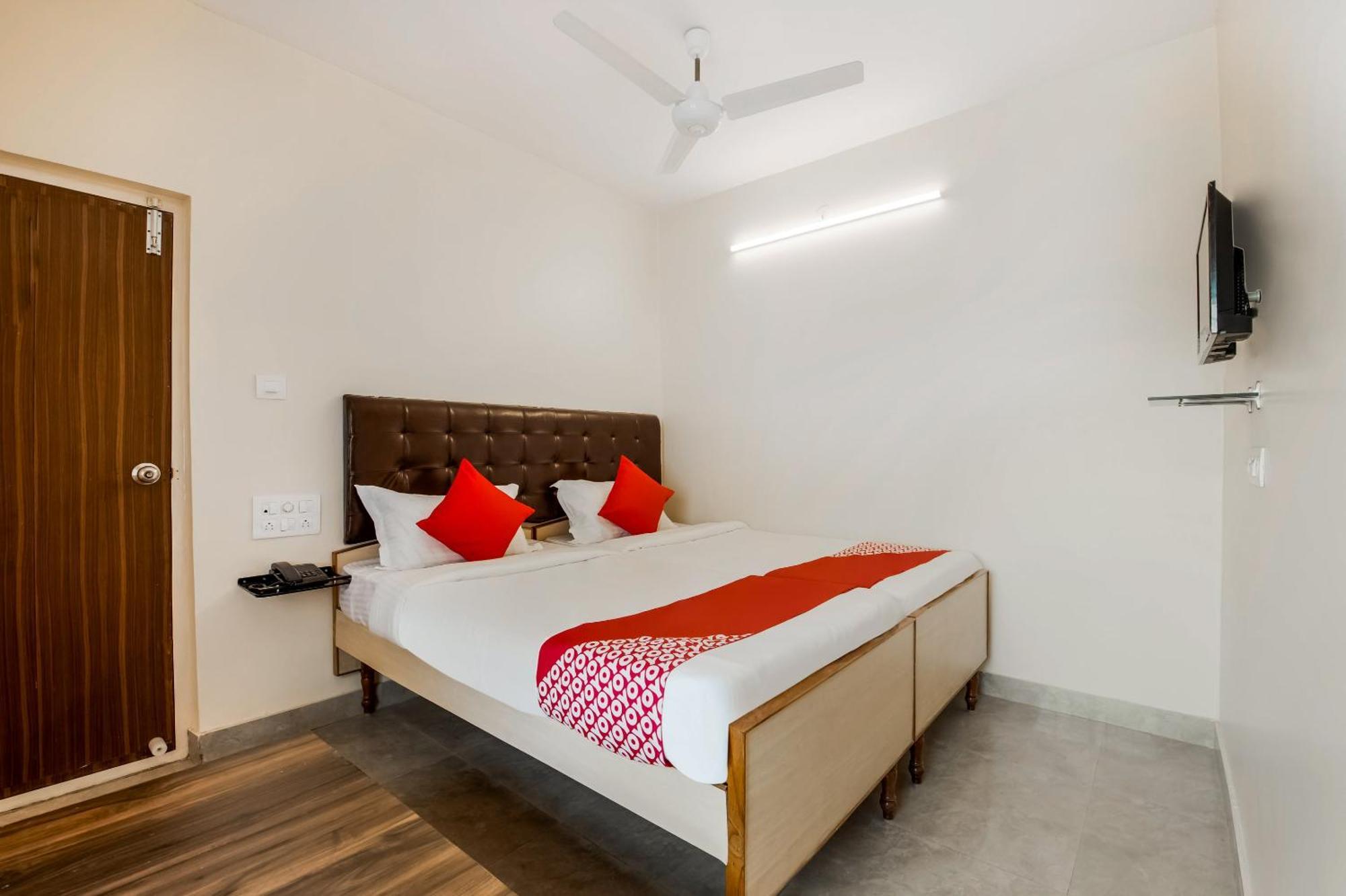Super Oyo G P Residency Hotel Kākināda Buitenkant foto
